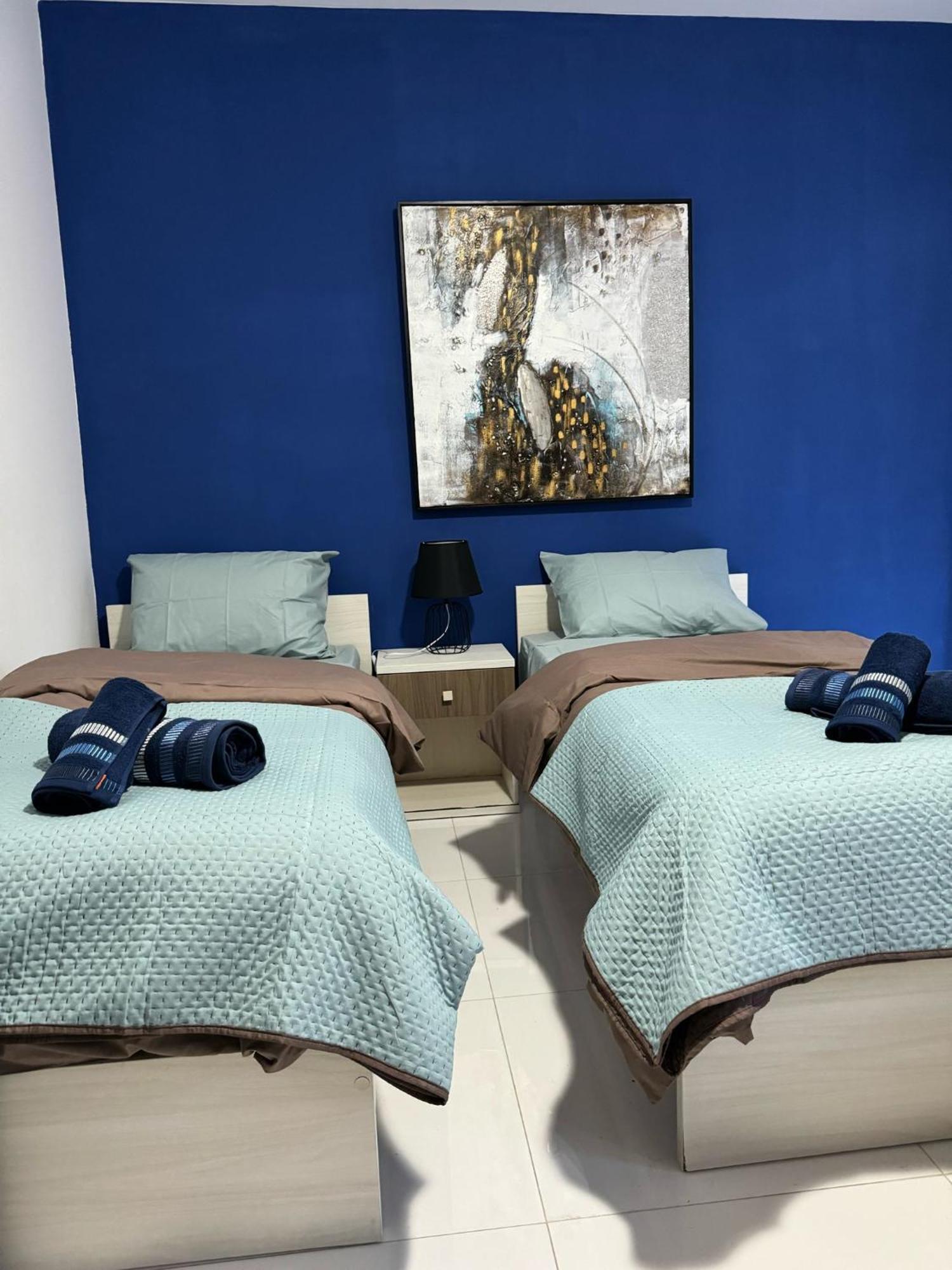 公寓 Large Penthouse In Cenrtal Area *