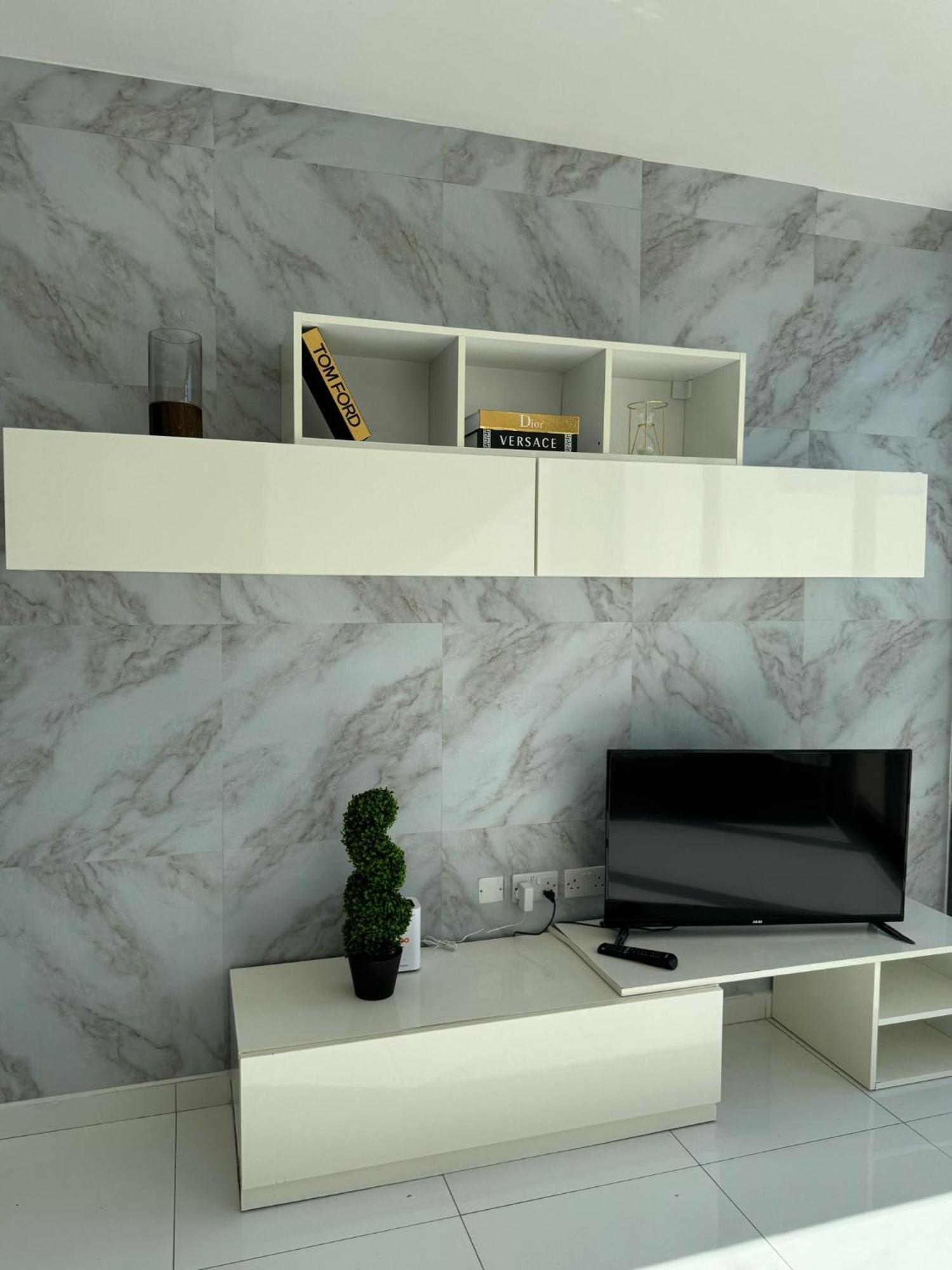 Apartment Large Penthouse In Cenrtal Area *